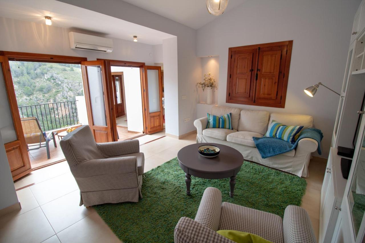 Quiet House In Village Center With Mountains Views Фригиляна Екстериор снимка