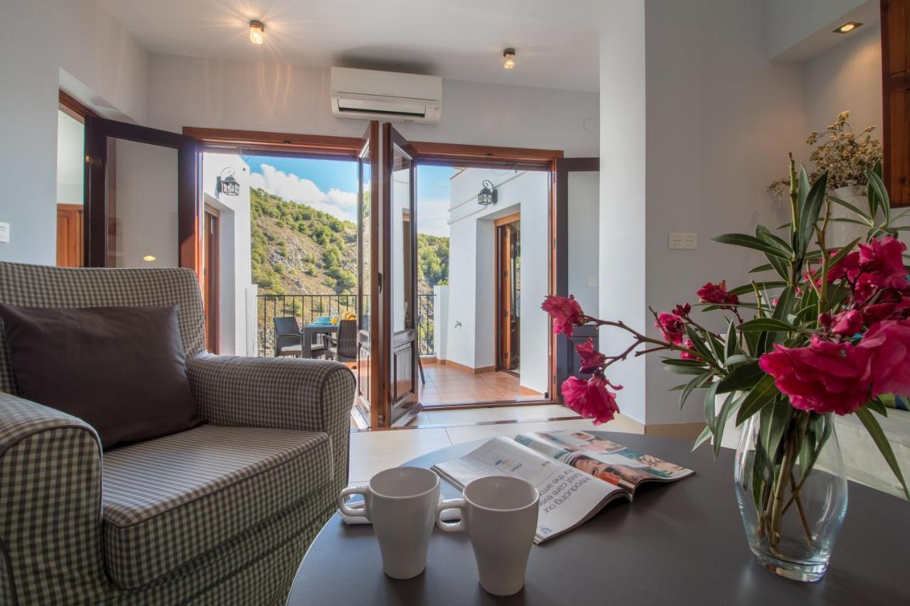 Quiet House In Village Center With Mountains Views Фригиляна Екстериор снимка