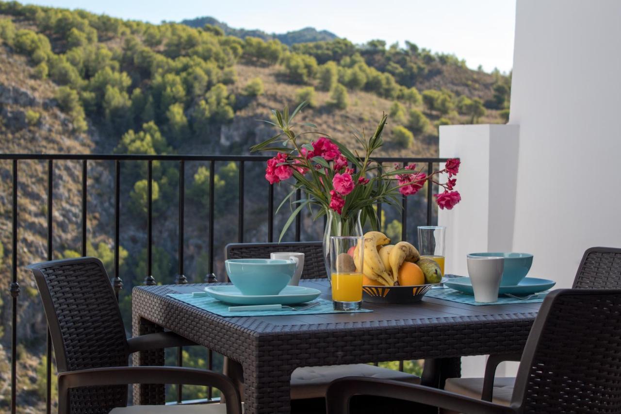 Quiet House In Village Center With Mountains Views Фригиляна Екстериор снимка