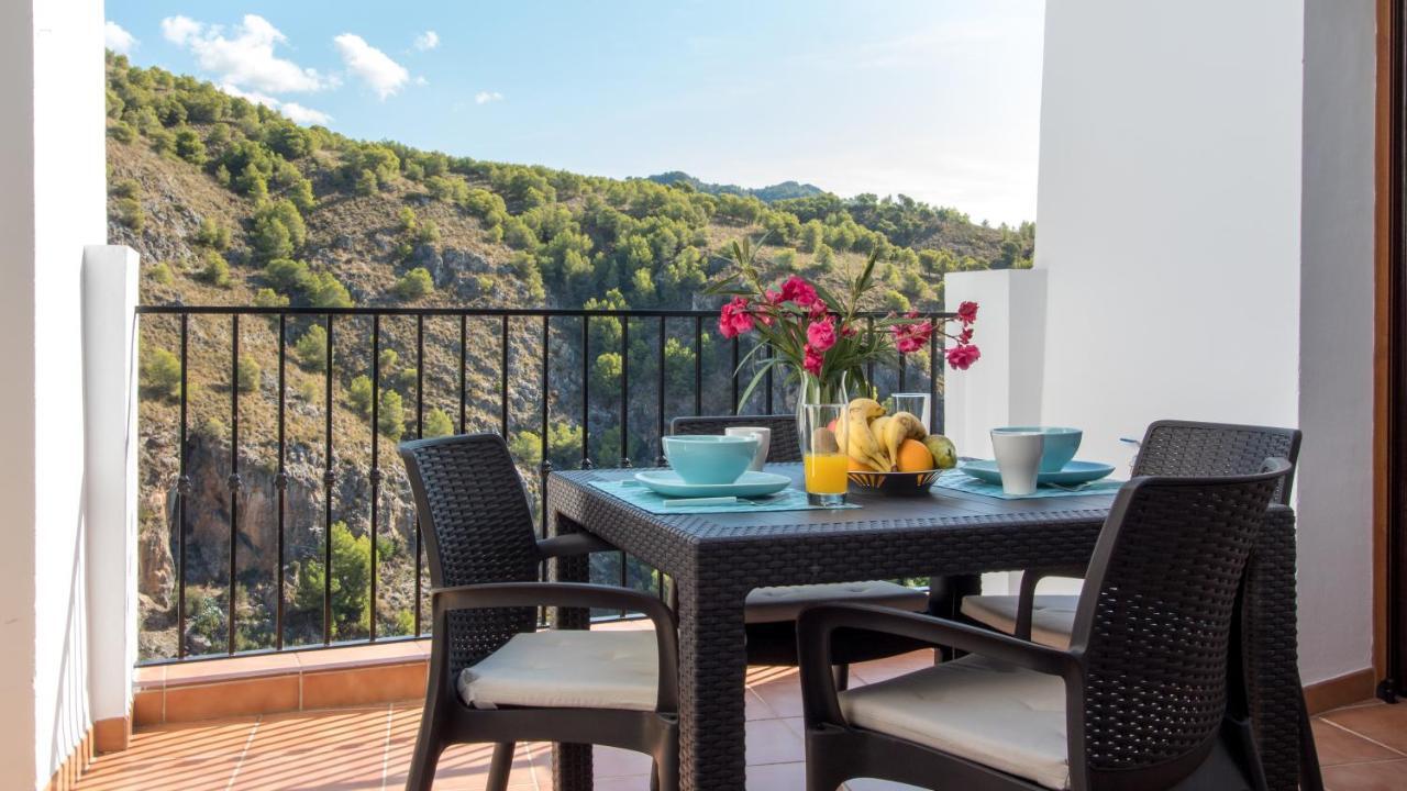Quiet House In Village Center With Mountains Views Фригиляна Екстериор снимка