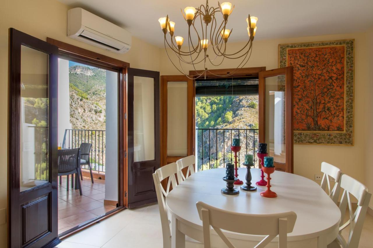 Quiet House In Village Center With Mountains Views Фригиляна Екстериор снимка